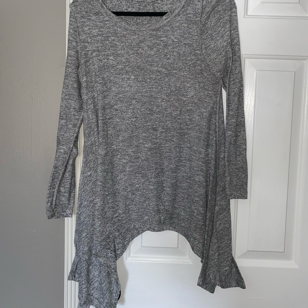 Gray long sleeve shirt